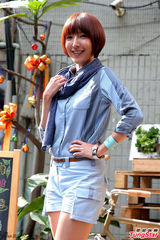 组图：杨谨华清新甜美 短裤亮相秀长腿