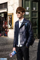 组图：账房先生华晨宇兼职摄像 张翰遭鹦鹉调戏