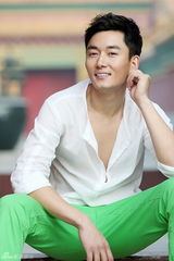 组图：李东学紫禁城拍写真 深情POSE展阳光魅力