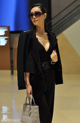 组图：于咏琳购物被拍变冬夜冰美人