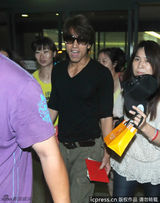 组图：言承旭休闲便装亮相 墨镜遮面笑对粉丝