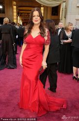 组图：马西娅-盖伊-哈登化身红色美人鱼亮相