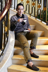 组图：邱心志杂志写真笑容和煦惬意