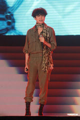 组图：方大同变身设计师 被粉丝围攻现场混乱 