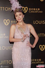 组图：刘嘉玲假面装性感露背 对素颜信心爆棚