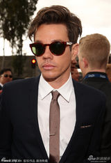 组图：大热fun.乐队众成员戴黑超酷帅亮相