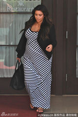 组图：怀孕卡戴珊身材走样穿条纹长裙显壮观