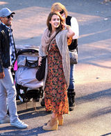 高清组图：杰西卡-阿尔芭街拍 披肩毛衣配长裙