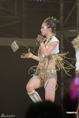 组图：蔡依林香港演唱会收官 服装饰物频掉落