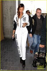 组图：蕾哈娜连体衫身材姣好 麻花辫似邻家少女