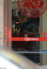 组图：黄海波黑装戴眼镜亮相 戴口罩步履匆匆