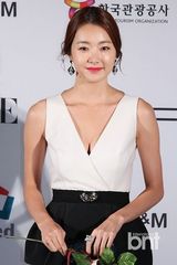 组图：韩孝珠玉泽演等众星亮相釜山电影节蓝毯