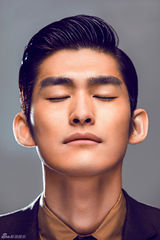 组图：张翰搞怪证件写真 变表情帝玩转五官POSE