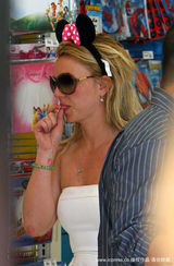 幻灯：布兰妮和男友手牵手逛街 力证感情牢不可摧