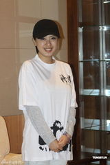 组图：赵铭休闲装现身难掩好身材 推广海啸赈灾T恤