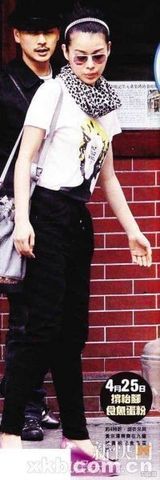 组图：黄宗泽胡杏儿昔日台前幕后甜蜜恩爱