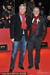 幻灯：本-斯蒂勒《格林伯格》首映 红裙女主角亮丽