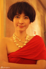 组图：李媛斜肩礼服出席活动 《动物园》主创重逢