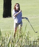 组图：斯图尔特大晒高尔夫球技 挥杆动作英气逼人