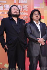 组图：谢宇威刘绍希金曲奖红毯比拼霸气