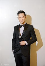 组图：郑嘉颖获品牌亲睐 商演不断人气高