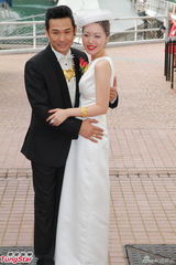 组图：杜德伟现场派发红包 新娘秀钻戒金饰贵气