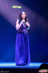 组图：甄妮等红馆开唱 潘美辰唱情歌疑示爱