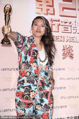 组图：葛仲珊获最佳新人奖 登台表演花裙抢镜