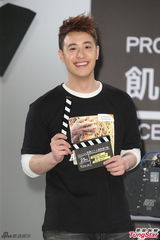 组图：杨丞琳潘玮柏合拍广告 相互吐槽交情好