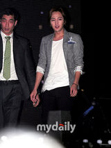 组图：张根硕将亚洲巡演 出席活动献飞吻