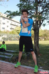 组图：辰亦儒出席运动会 与小朋友装嫩卖萌