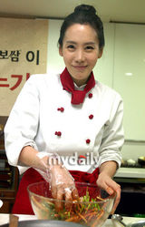 幻灯图集：金正恩等参加公益活动 展示厨艺做泡菜