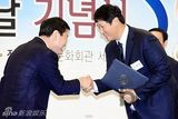 组图：韩星玄彬17年存款35亿韩元 荣获总统表彰