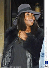 组图：黑珍珠坎贝尔裹皮草贵妇范儿 无惧被拍