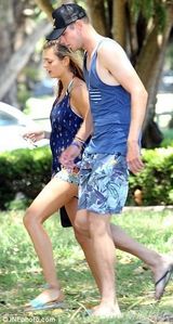 组图：27岁英板球型男出海 金发美女不慎落水