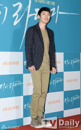 组图：SJ始源强仁等捧场刘智泰导演处女作