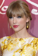 组图：泰勒-斯威夫特印花礼服俏丽亮相