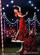 组图：乌玛-瑟曼东方魅力大片 红裙喜庆秀美腿