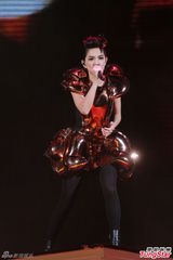 组图：Selina延迟造人 Ella挤胸性感舞老公最爱