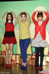 组图：S.H.E出席代言活动 圣诞节互交换礼物