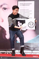 组图：林宥嘉新碟签唱 歌迷顶高温力挺