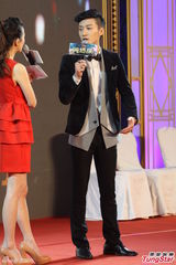 组图：黄晓明拒春晚邀约 吕佳容爆乳陈乔恩偷瞄