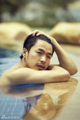 组图：李威生日曝浴照显型男魅力