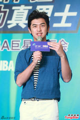 组图：陈柏霖挑战NBA巨星 获球员亲笔签名