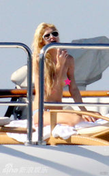 幻灯图：帕丽斯-希尔顿游艇疯玩不慎露点