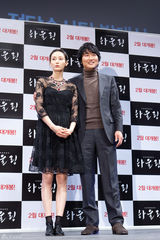 高清图：韩星宋康昊李娜英新片《howling》宣传