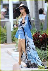 组图：帕丽斯泳池边色诱男友 水中交欢主动献吻