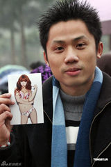 组图：马诺亮相桃花节和粉丝互动 送性感内衣照