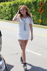 高清组图：麦莉-赛勒斯夏日装扮 超短裙配短靴