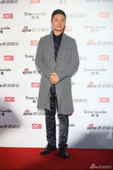 组图：黄志忠绅士亮相明星街拍盛典红毯